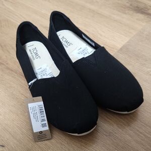 TOMS Classic Black Canvas Shoes NWT Great Gift Idea 🎁